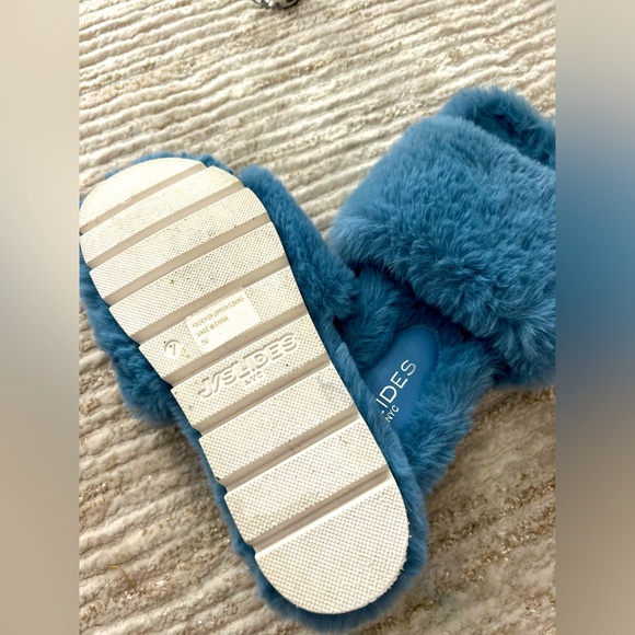 J slides - fuzzy blue outdoor slides size 7 - Picture 2 of 2